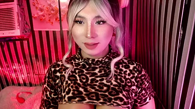 Snapshot of UrhotlucyTS chatting on 13, 4, 2026 UrhotlucyTS online show from 13, 4, 2026