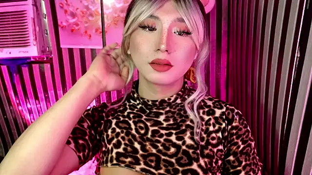 Snapshot of UrhotlucyTS chatting on 17, 4, 2026 UrhotlucyTS online show from 17, 4, 2026