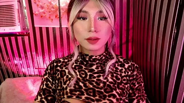 Snapshot of UrhotlucyTS chatting on 26, 4, 2026 UrhotlucyTS online show from 26, 4, 2026