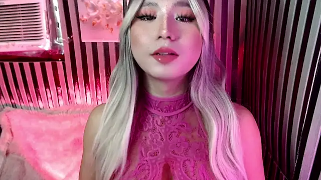 UrhotlucyTS online show from 6, 7, 2026