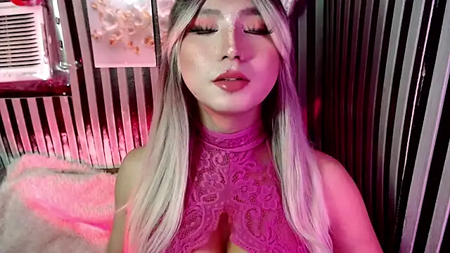 UrhotlucyTS online show from 7, 7, 2026