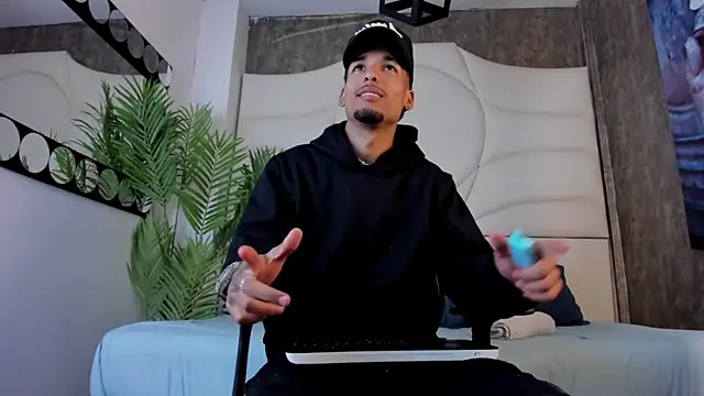 Snapshot of Thiagoferreti chatting on 27, 10, 2025 Thiagoferreti online show from 27, 10, 2025