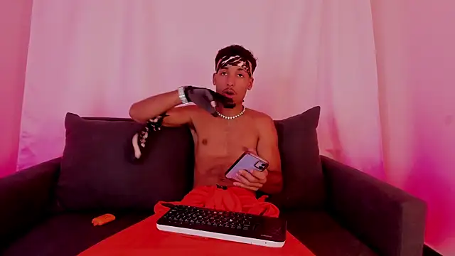 Snapshot of Thiagoferreti chatting on 6, 11, 2025 Thiagoferreti online show from 6, 11, 2025