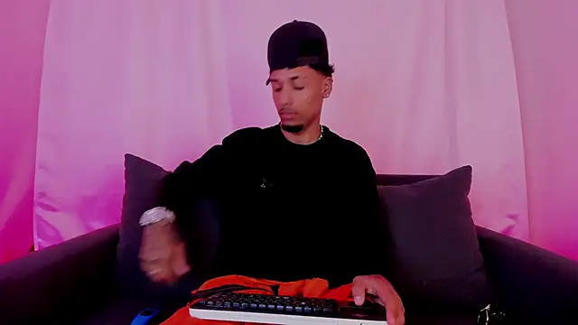 Snapshot of Thiagoferreti chatting on 13, 11, 2025 Thiagoferreti online show from 13, 11, 2025