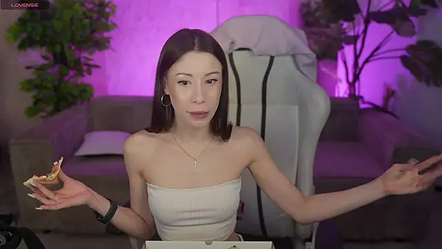 Snapshot of Selena_Glow chatting on 13, 4, 2026 Selena Glow online show from 13, 4, 2026