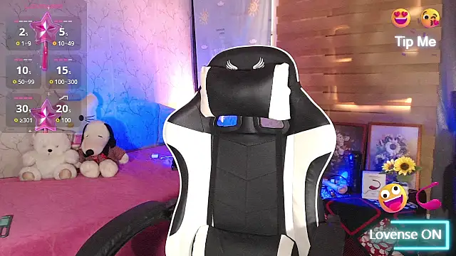 Snapshot of TssluttyNikka chatting on 9, 4, 2026 TssluttyNikka online show from 9, 4, 2026