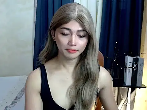 Snapshot of Kelly_Holly chatting on 18, 9, 2025 Kelly Holly online show from 18, 9, 2025