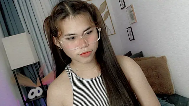 Snapshot of PrettyBlythes_TS chatting on 7, 4, 2026 PrettyBlythes TS online show from 7, 4, 2026