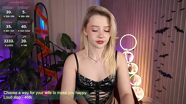 Snapshot of LauraWifeness chatting on 28, 10, 2025 LauraWifeness online show from 28, 10, 2025