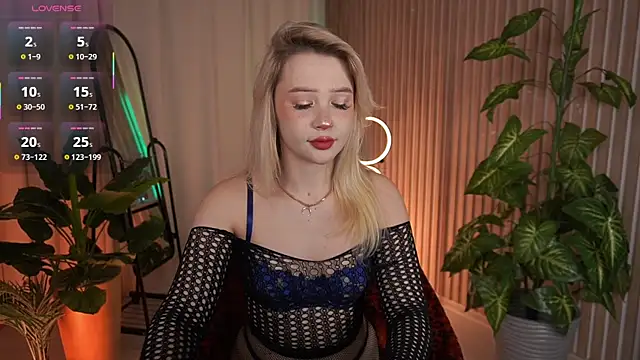 Snapshot of LauraWifeness chatting on 6, 11, 2025 LauraWifeness online show from 6, 11, 2025