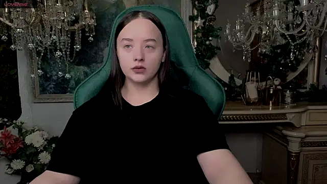 Snapshot of LaraBenson_ chatting on 2, 12, 2025 LaraBenson online show from 2, 12, 2025