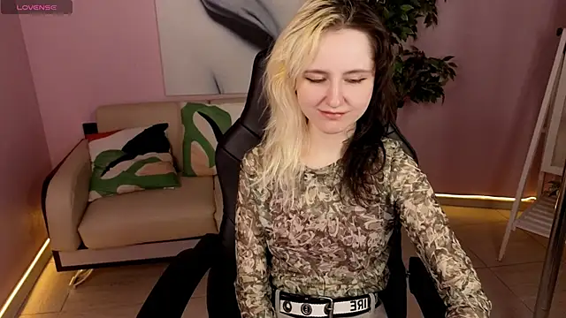 Snapshot of girl_next_doorr chatting on 10, 5, 2026 girl next doorr online show from 10, 5, 2026