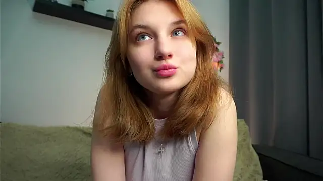 Snapshot of EasterBonney chatting on 9, 10, 2025 EasterBonney online show from 9, 10, 2025