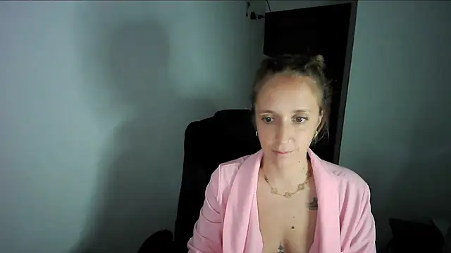 Snapshot of violetofsecret chatting on 12, 9, 2025 violetofsecret online show from 12, 9, 2025