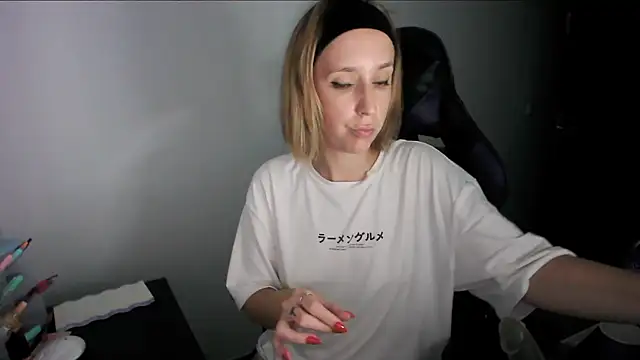 Snapshot of violetofsecret chatting on 17, 10, 2025 violetofsecret online show from 17, 10, 2025