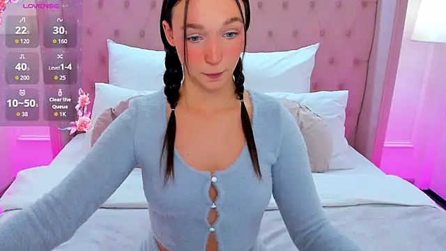 Snapshot of LuisaVee chatting on 5, 12, 2025 LuisaVee online show from 5, 12, 2025