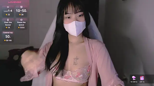 Snapshot of Phuong_Bee chatting on 24, 10, 2025 Phuong Bee online show from 24, 10, 2025