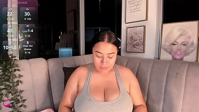 Snapshot of Zoey_thompson chatting on 6, 10, 2025 Zoey thompson online show from 6, 10, 2025