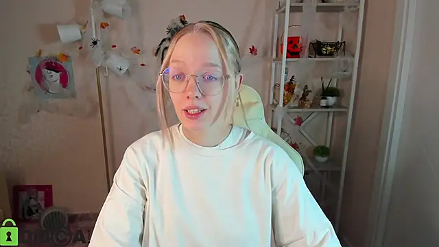 Snapshot of R0cket_bunny chatting on 27, 10, 2025 R0cket bunny online show from 27, 10, 2025