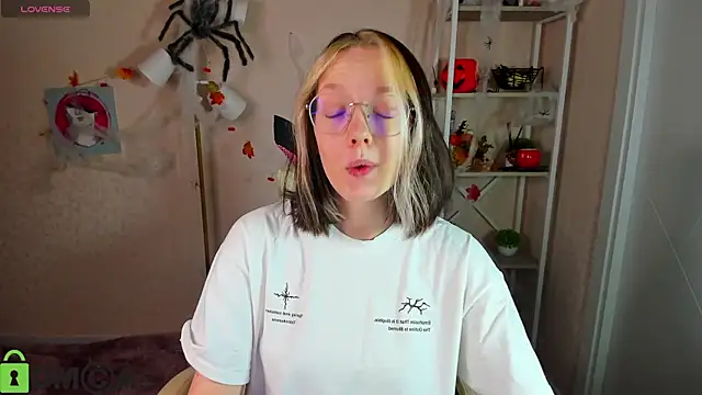 Snapshot of R0cket_bunny chatting on 6, 11, 2025 R0cket bunny online show from 6, 11, 2025