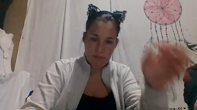 Snapshot of Manon11100 chatting on 17, 12, 2025 Manon11100 online show from 17, 12, 2025