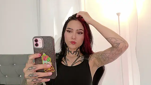 Snapshot of sara_queen10 chatting on 19, 3, 2026 sara queen10 online show from 19, 3, 2026