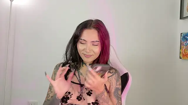 Snapshot of sara_queen10 chatting on 21, 4, 2026 sara queen10 online show from 21, 4, 2026