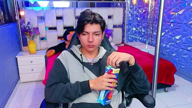 Snapshot of alandelrey57 chatting on 31, 3, 2026 alandelrey57 online show from 31, 3, 2026