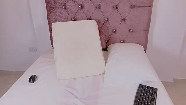 Snapshot of sophiacuttee chatting on 7, 11, 2025 sophiacuttee online show from 7, 11, 2025