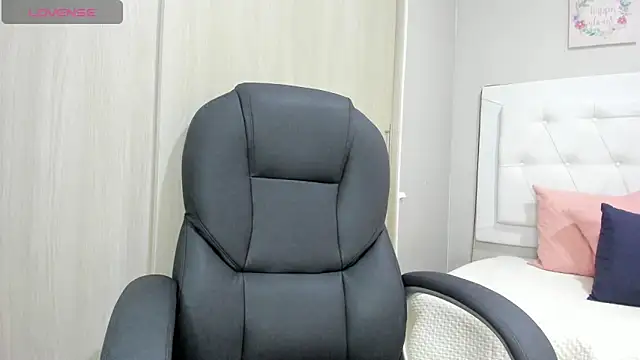 Snapshot of andrea__hills chatting on 4, 10, 2025 andrea hills online show from 4, 10, 2025