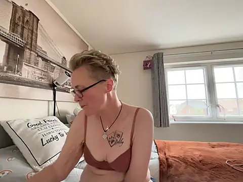 Curvy-Jinx online show from 16, 4, 2026