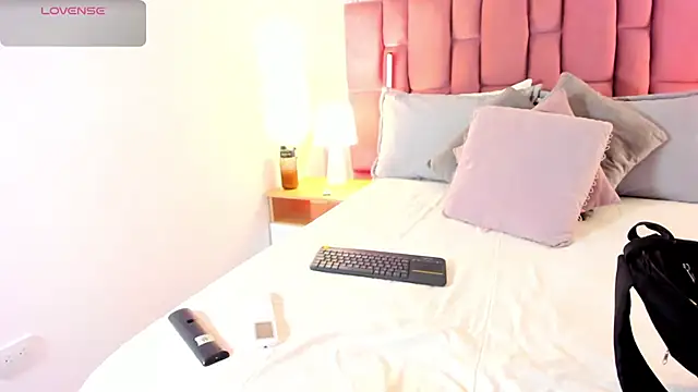 Snapshot of MartinaRizzi chatting on 5, 12, 2025 MartinaRizzi online show from 5, 12, 2025