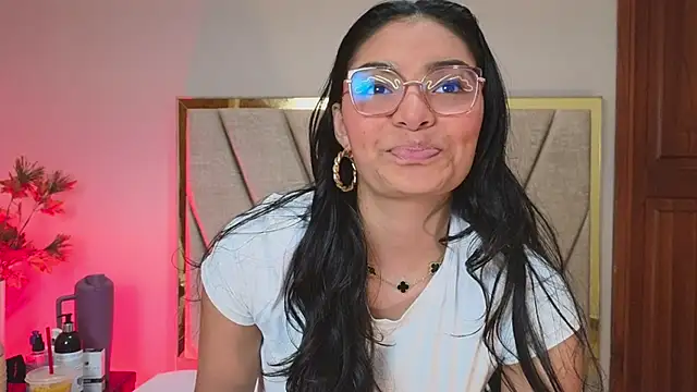 Snapshot of LunaAspen_ chatting on 7, 4, 2026 LunaAspen online show from 7, 4, 2026