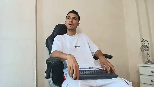 Snapshot of Marcus_Jeron chatting on 24, 4, 2026 Marcus Jeron online show from 24, 4, 2026