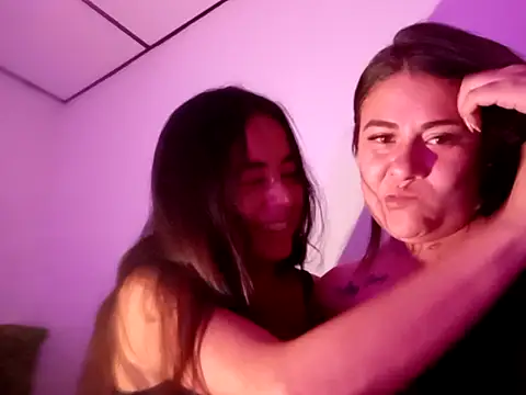 Snapshot of Camiqueen chatting on 24, 4, 2026 Camiqueen online show from 24, 4, 2026