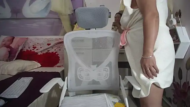 Snapshot of lyly_asian chatting on 28, 11, 2025 lyly asian online show from 28, 11, 2025