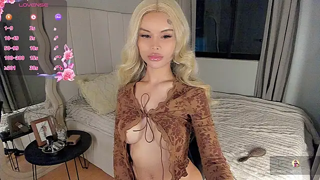 Snapshot of LUUVRRI_21 chatting on 5, 4, 2026 LUUVRRI 21 online show from 5, 4, 2026