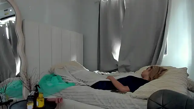 Snapshot of LUUVRRI_21 chatting on 21, 4, 2026 LUUVRRI 21 online show from 21, 4, 2026