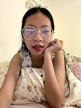 Snapshot of Lil-Gi chatting on 8, 11, 2025 Lil-Gi online show from 8, 11, 2025