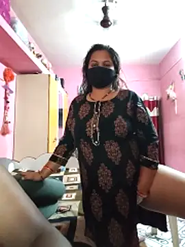 Snapshot of biggbobbsgirl chatting on 17, 4, 2026 biggbobbsgirl online show from 17, 4, 2026