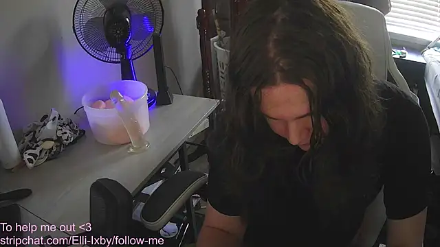 Snapshot of Elli-Ixby chatting on 13, 11, 2025 Elli-Ixby online show from 13, 11, 2025