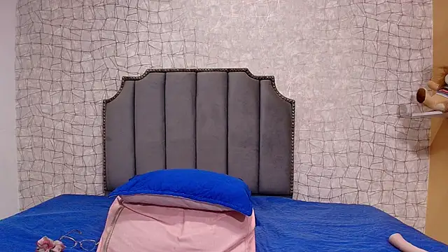 chloe leroy  online show from 19, 9, 2025