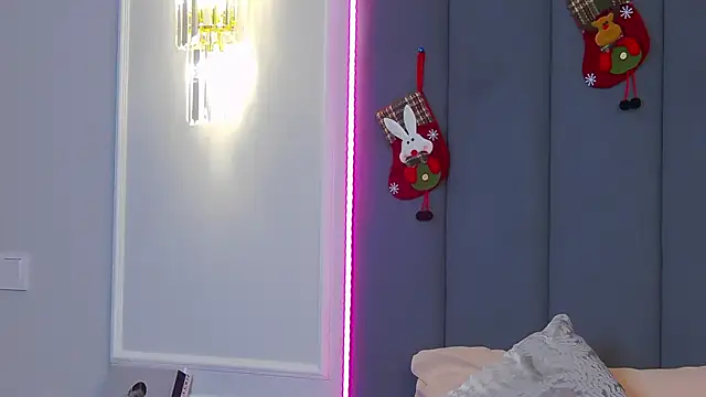 Snapshot of MarilynNova chatting on 23, 12, 2025 MarilynNova online show from 23, 12, 2025