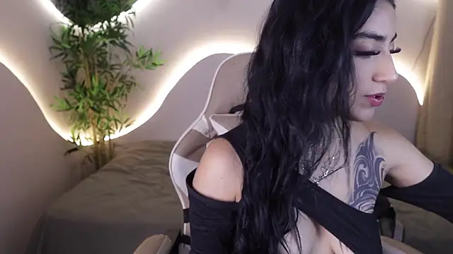 Snapshot of Emma_and_Issac chatting on 26, 11, 2025 Emma and Issac online show from 26, 11, 2025