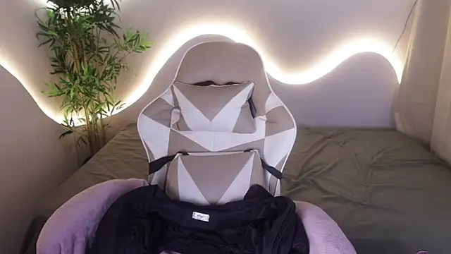 Snapshot of Emma_and_Issac chatting on 28, 11, 2025 Emma and Issac online show from 28, 11, 2025