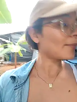 Snapshot of Lily-o chatting on 5, 10, 2025 Lily-o online show from 5, 10, 2025