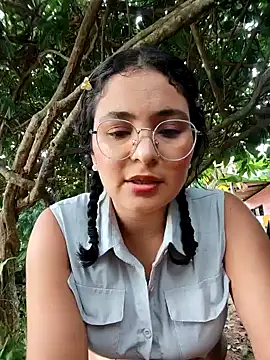 Snapshot of Lily-o chatting on 23, 10, 2025 Lily-o online show from 23, 10, 2025