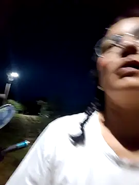 Snapshot of Lily-o chatting on 26, 10, 2025 Lily-o online show from 26, 10, 2025