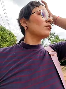 Snapshot of Lily-o chatting on 29, 10, 2025 Lily-o online show from 29, 10, 2025