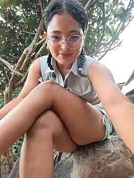 Snapshot of Lily-o chatting on 8, 11, 2025 Lily-o online show from 8, 11, 2025